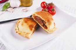 Calzone z mięsem w sosie bolońskim i serem